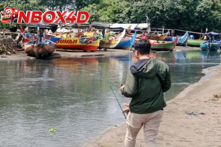 Viral Air di Muara Kali Sono Batang Menghitam