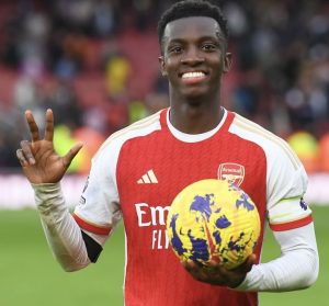 Bournemouth Tancap Gas Kejar Eddie Nketiah Eddie Nketiah masih mungkin meninggalkan Arsenal musim panas ini, dengan sebuah klub Premier League dilaporkan sedang dalam pembicaraan untuk merekrut sang penyerang.
