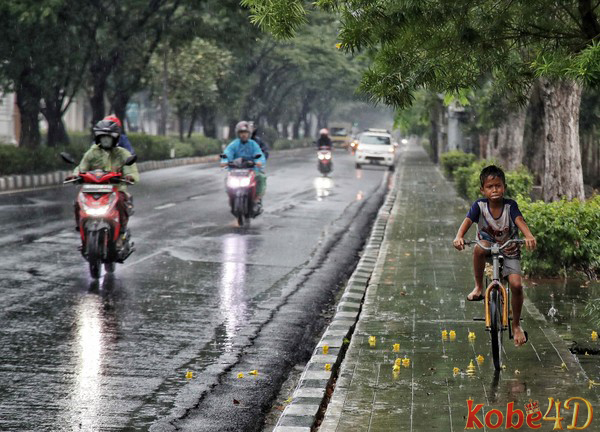 Info BMKG memprakirakan cuaca besok di Jakarta akan didominasi oleh hujan ringan.
Suhu udara rata-rata berkisar antara 24 hingga 30 derajat Celsius